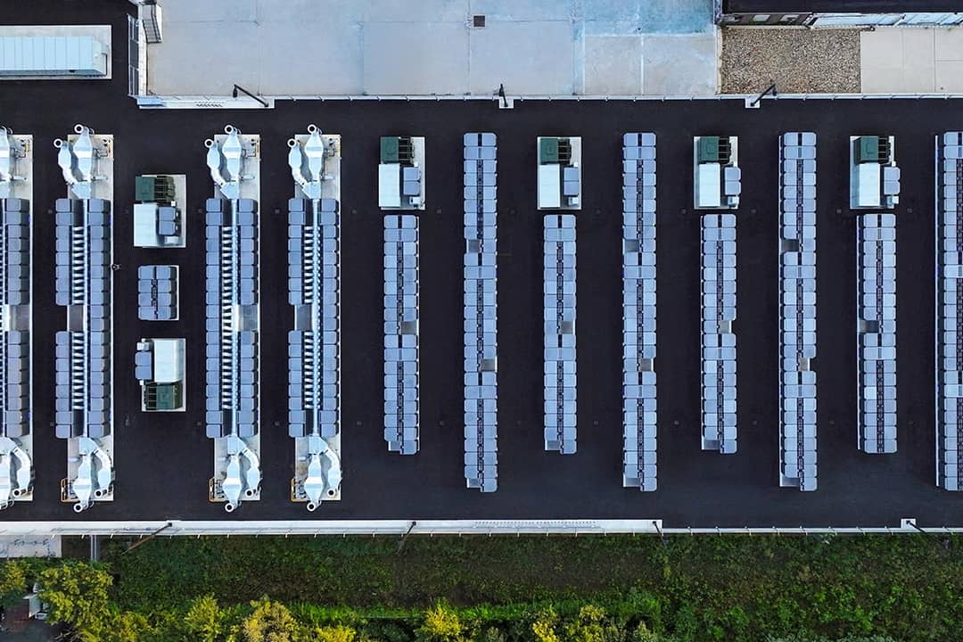 An aerial, top-down view of an industrial scale power storage system within a facility.